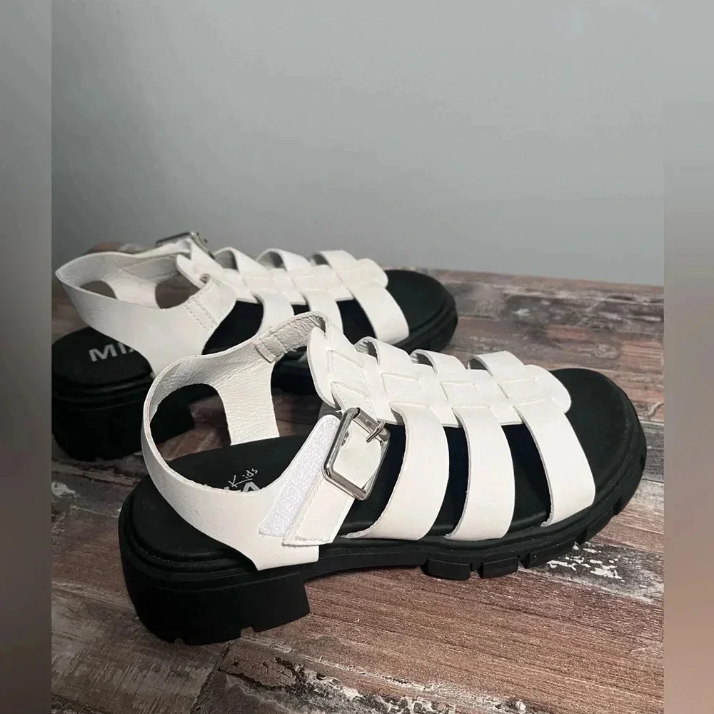 Mia Kids White Thick Strapped Sandals Girls‎ 4